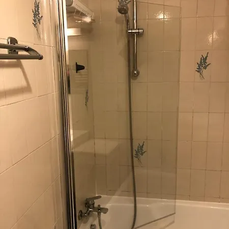 Nice-miramar And Parking 尼斯